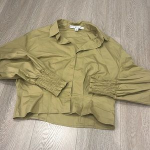 Tailored shirt with sinched arms